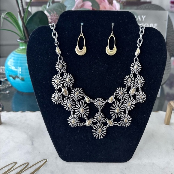 Lucky Brand Floral Daisy Two Tone Bib Necklace with Earrings vintage - Picture 3 of 3